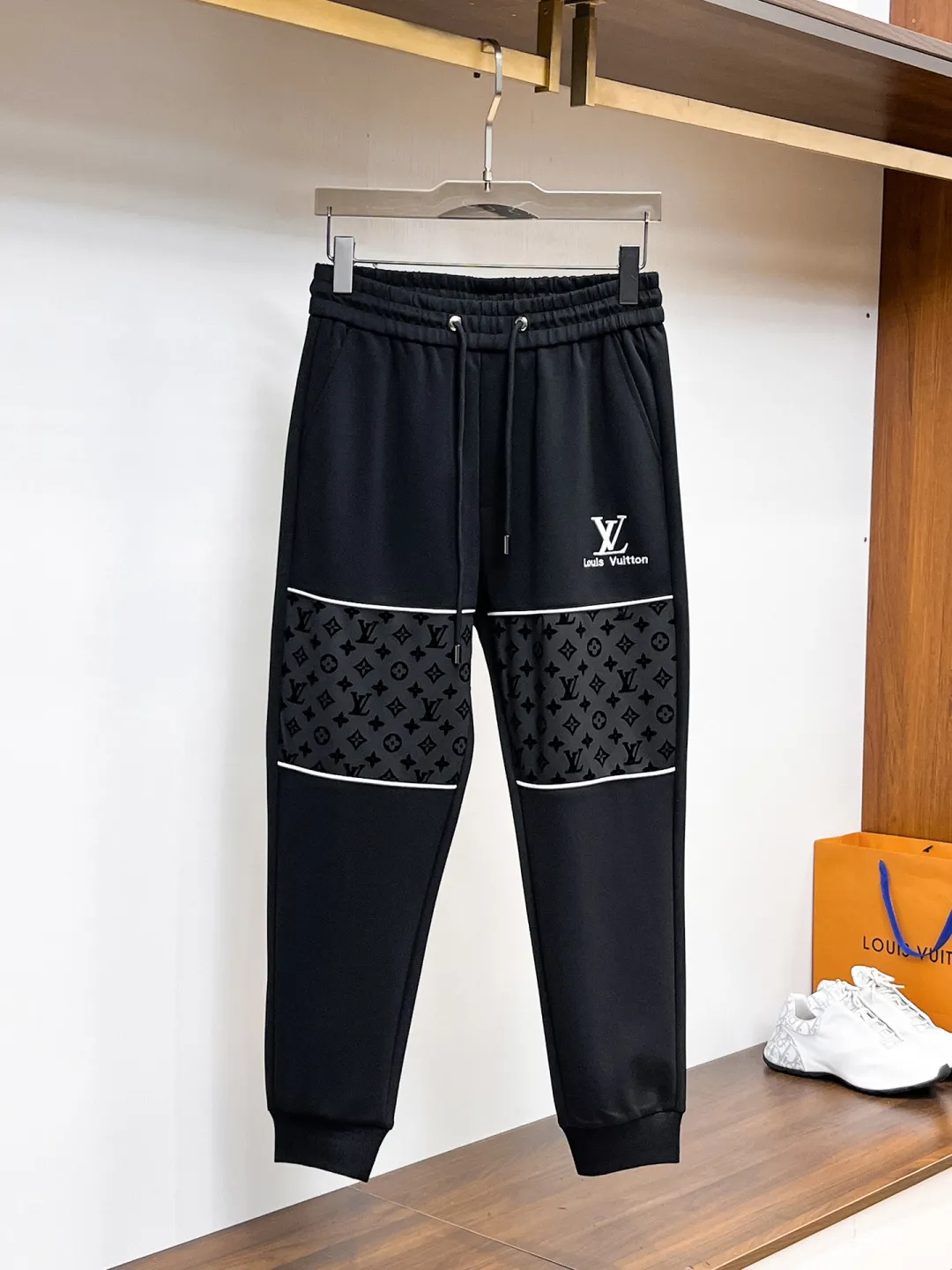 🅿️720 LV 2025 autumn and winter new counter casual suit, breathable, comfortable and casual! Full of high-end feel! The details are exquisite and high-end, and the workmanship is impeccable! The original high-end fabric is very high-end! The fabric is crisp, anti-wrinkle and wear-resistant, warm, neat and stylish. Everyone must buy a set this autumn and winter. They must look cool and handsome when wearing it. We specially recommend the size M-3XLC30